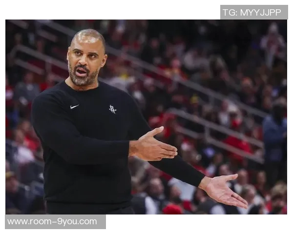 火箭媒体人质疑乌度卡为何不换下小贾而坚持留他在场上